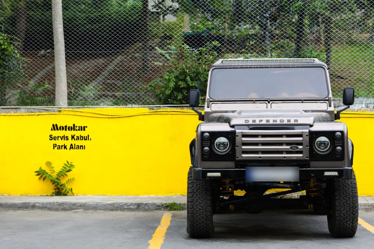 Motokar servis kabul park alanında bekleyen bir Defender